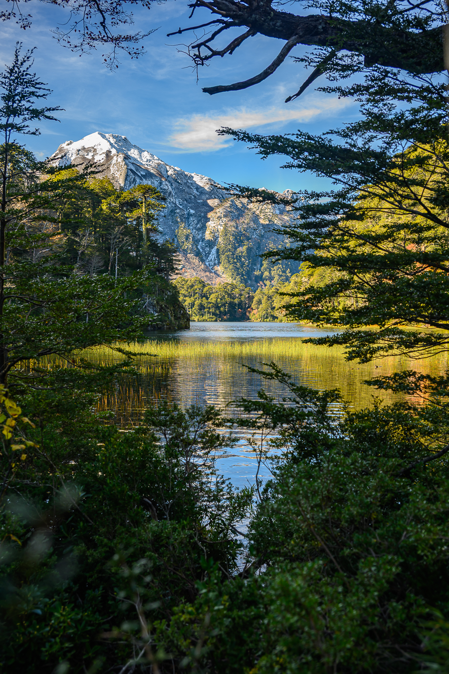 Lago con reflejos y nubes
